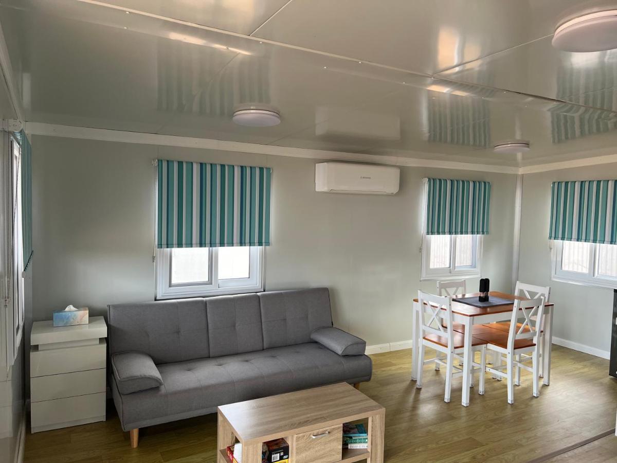 White Cliffs Self Contained Cabin Accommodation المظهر الخارجي الصورة